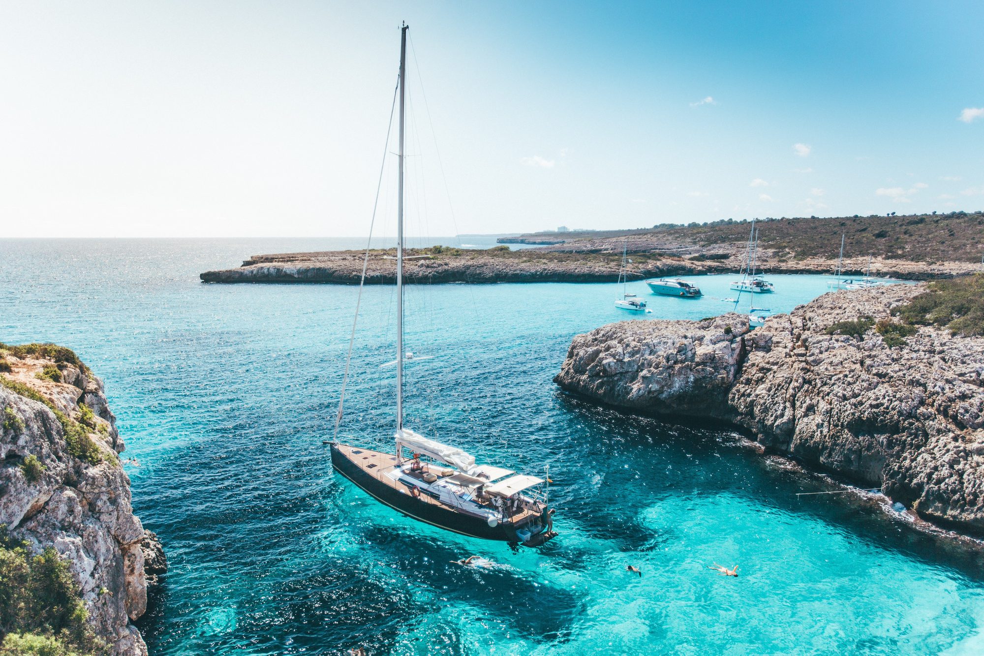 Vista aérea del velero fondeado en aguas turquesas de Mallorca
