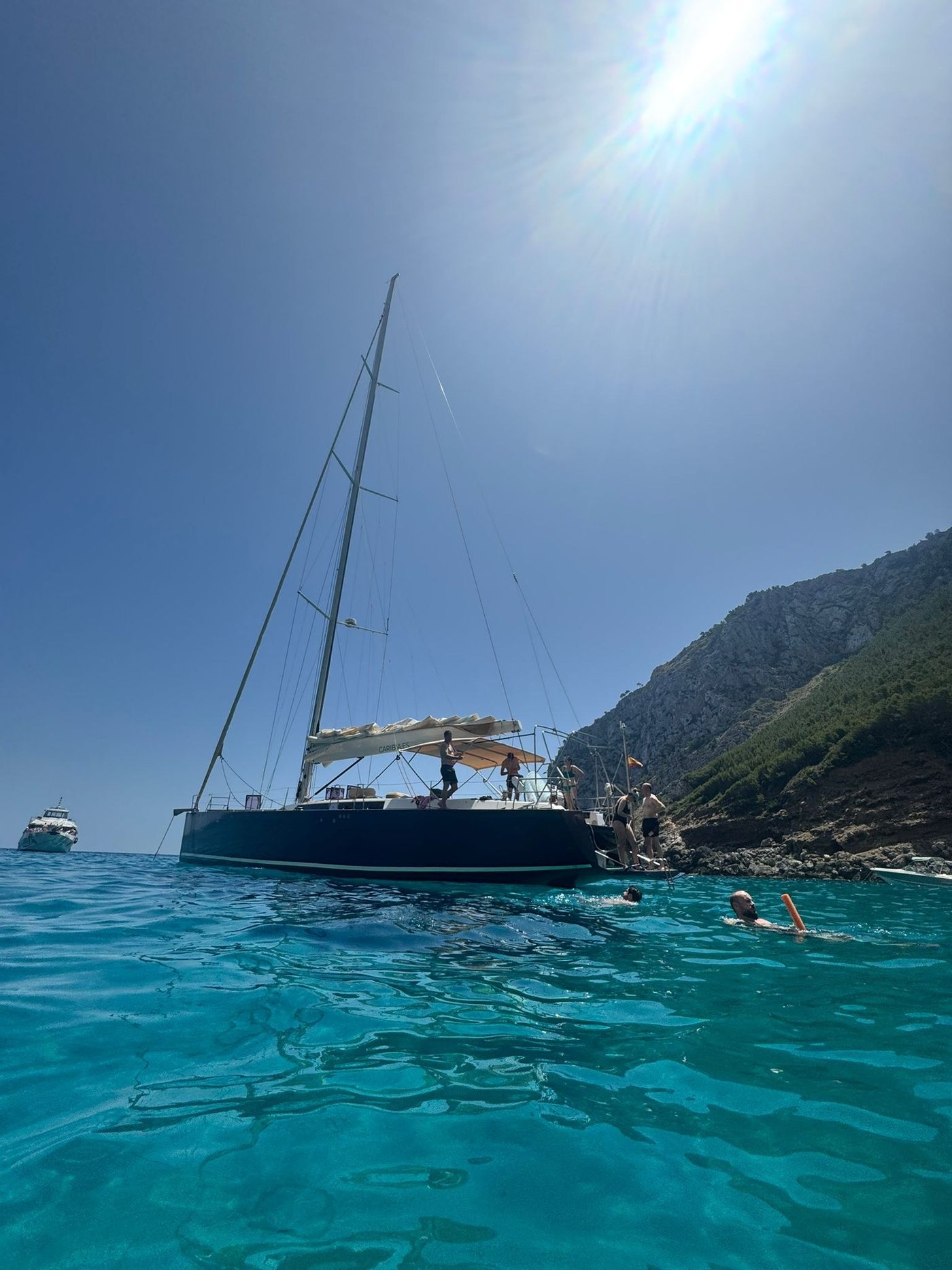 Velero fondeado en una cala de aguas turquesa