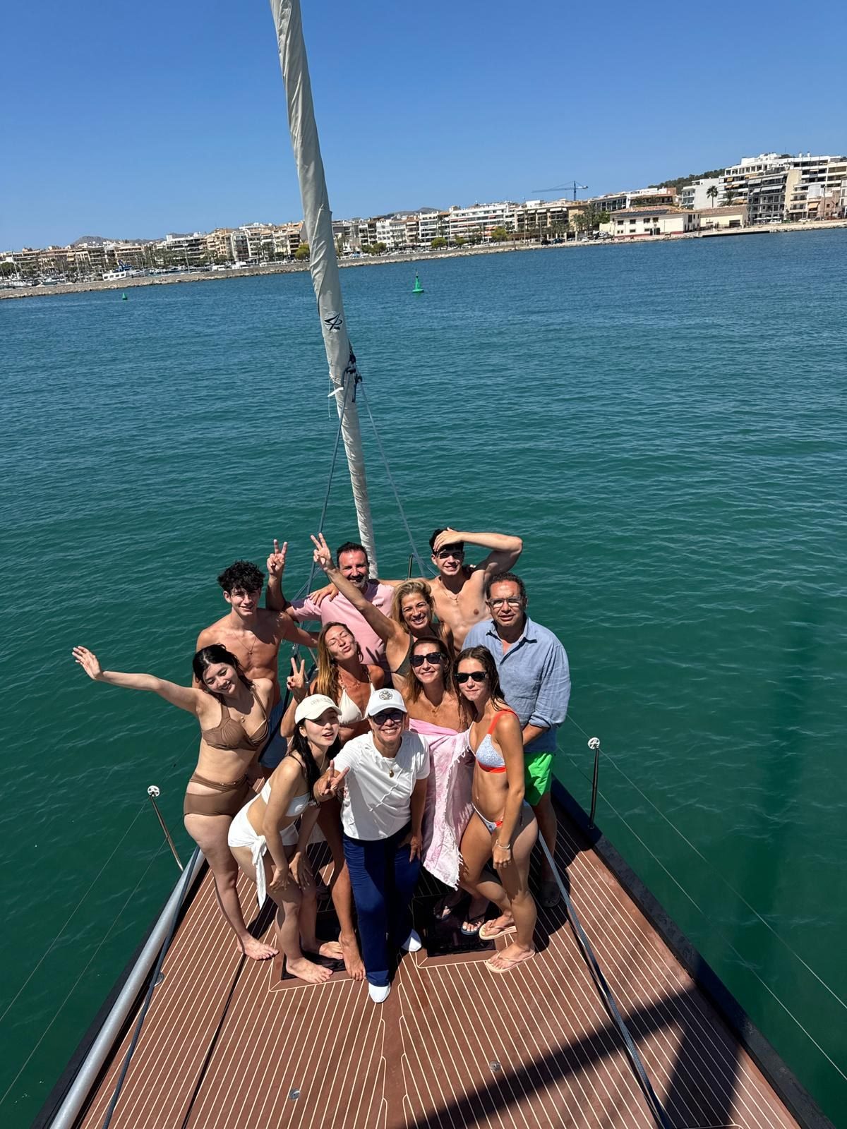 Grupo de una empresa posando en la proa del velero