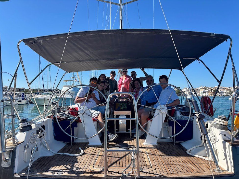 Grupo a bordo en la bañera, junto al timón