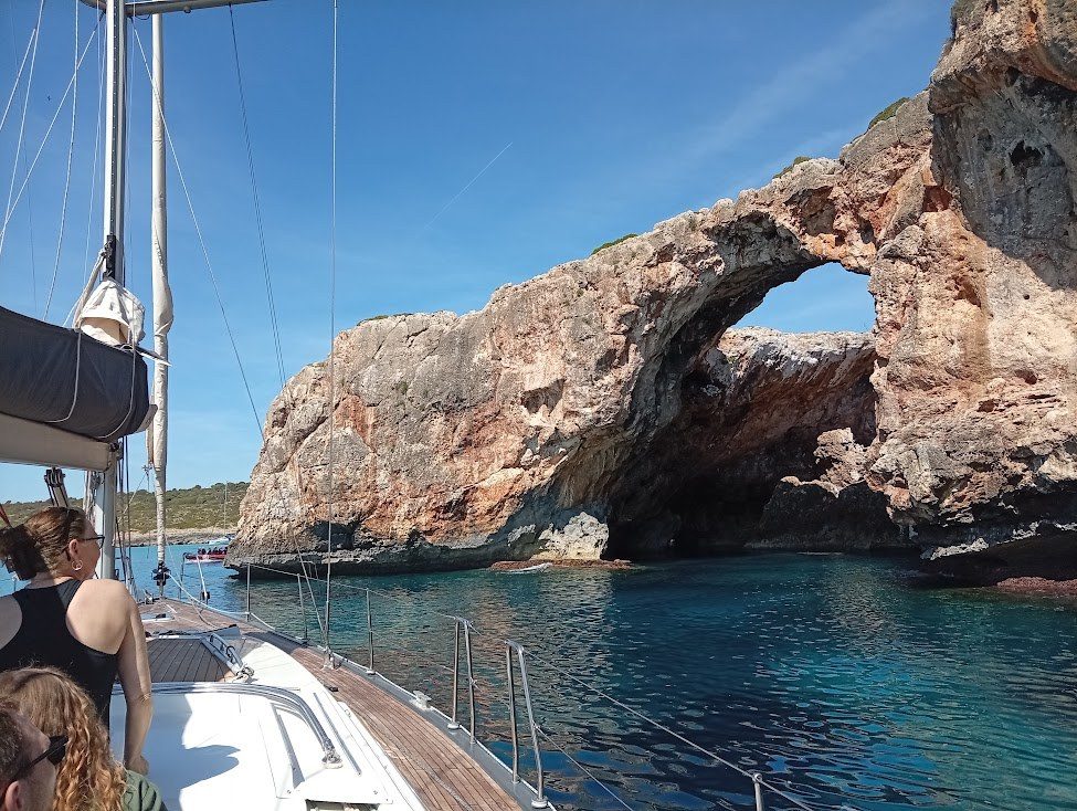 El Meltemi junto al arco natural de la costa este, con pasajeros a bordo