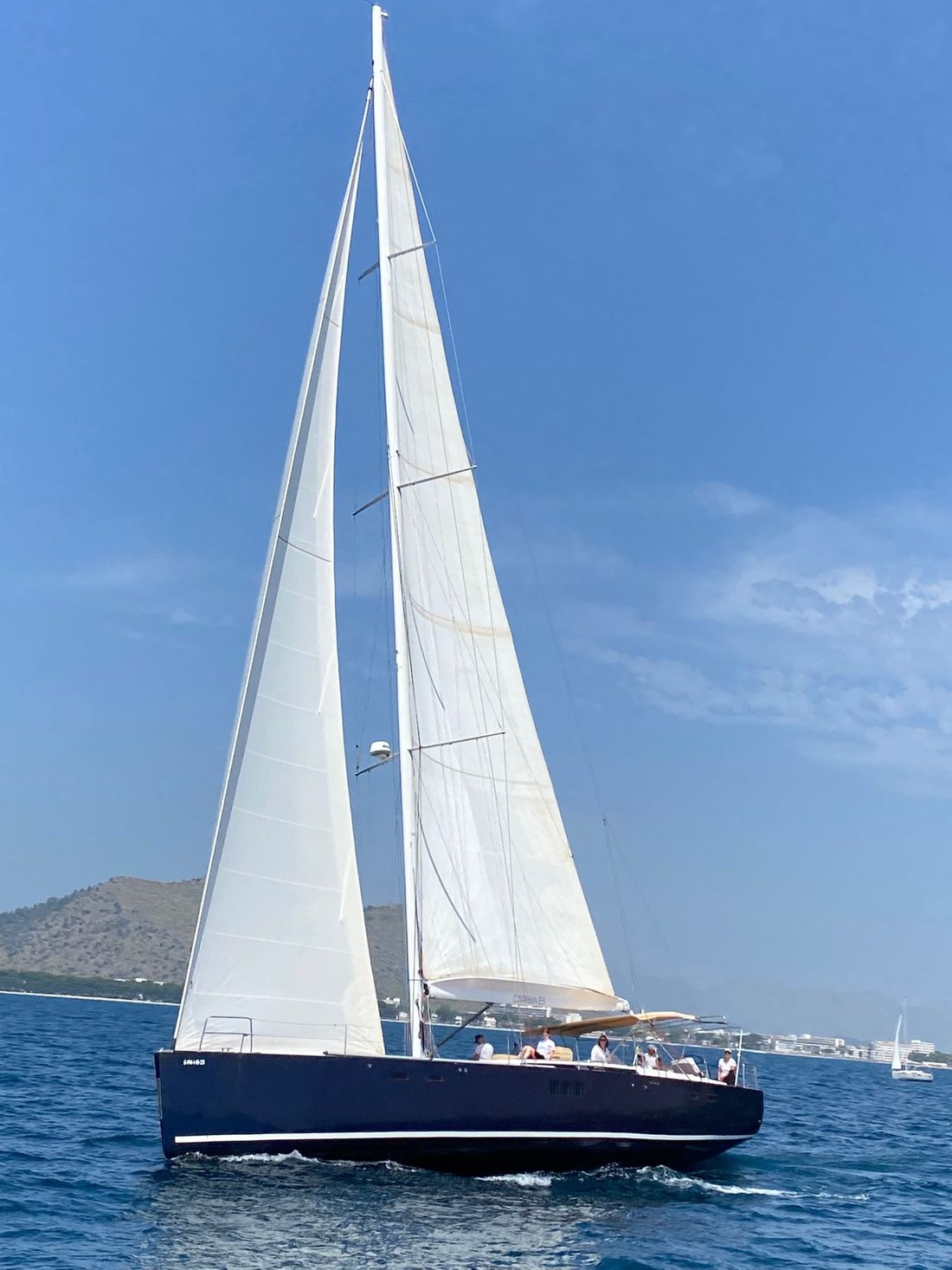 El Nereida navegando a toda vela frente a la costa norte