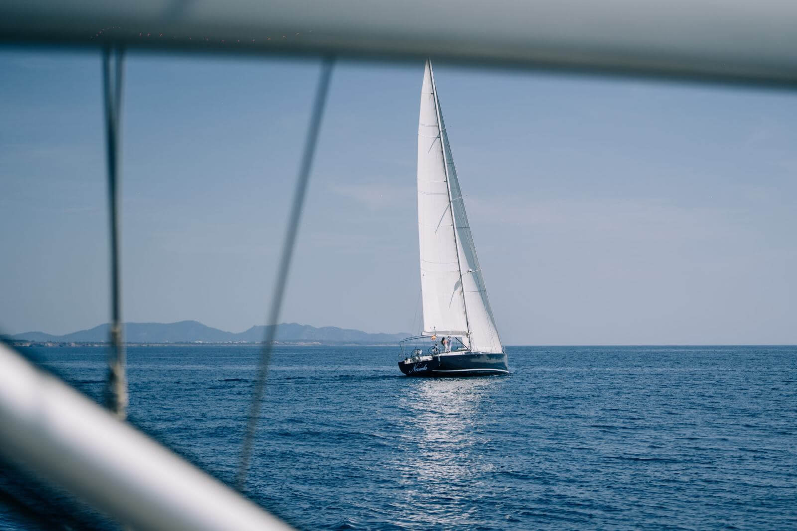 Vista de la costa de Mallorca desde la cubierta del velero