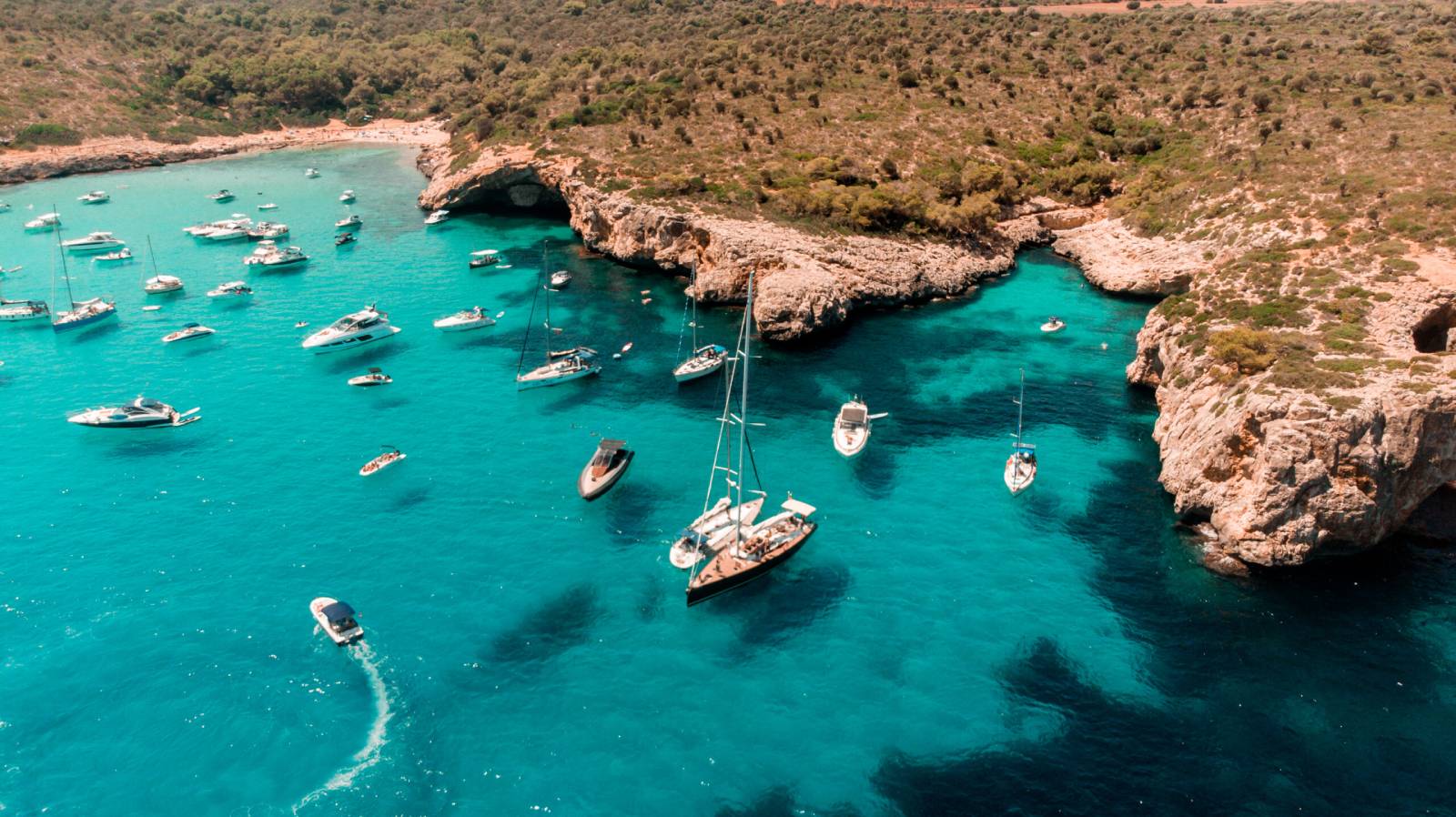 Cala de aguas turquesa en la costa de Mallorca vista desde el aire