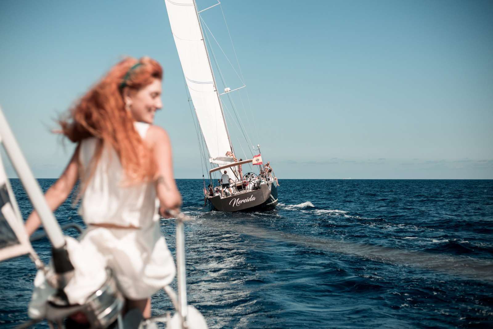 El Nereida navegando visto desde otro velero
